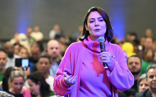 Michelle Bolsonaro compartilha foto de Lula com camisa pedindo anistia