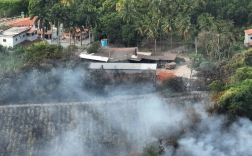 Incêndio em canavial ameaça casas e mobiliza forças em Januária