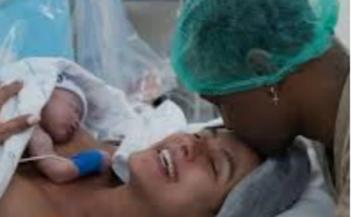 Bento nasce em São Paulo, primeiro filho de Thiaguinho e Carol Peixinho
