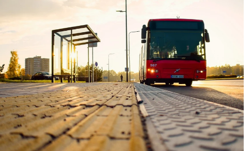 Em Minas Gerais, vizinha mata mulher em ponto de ônibus após brigas