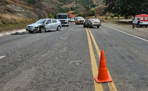 Colisão frontal deixa dois passageiros feridos na BR-458, próximo ao Vale Verde