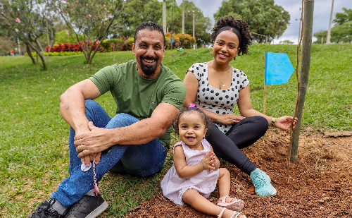 Ipatinga planta 60 mudas no Parque Ipanema em homenagem a filhos de servidores