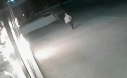 Câmera flagra homem ateando fogo em veículos dentro de concessionária de Ipatinga
