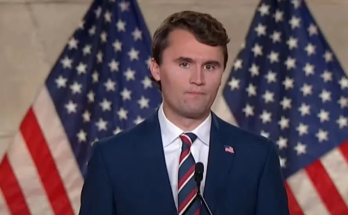Funeral de Charlie Kirk reúne Trump e autoridades dos EUA em estádio lotado