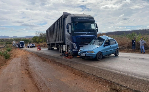 Tragédia na MGC-122: mulher morre após batida entre carro e carreta