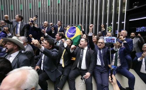 Deputados recuam e pedem desculpas após votação da PEC da Blindagem