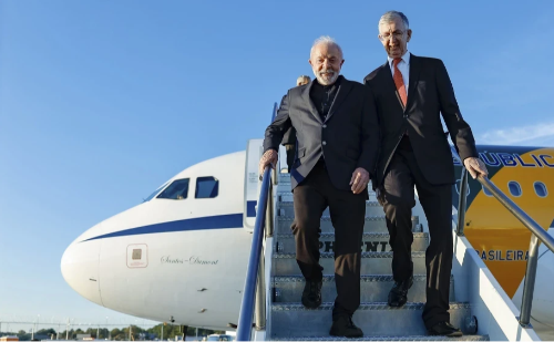 Grupo hostiliza Lula na chegada a Nova York