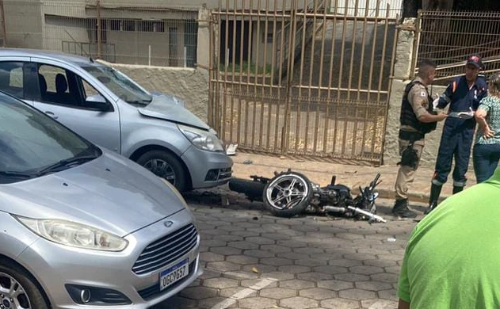 Jovem fica ferido após colisão entre moto e carro em Nova Era
