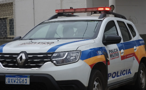 Homem é preso após atacar viatura e tentar fugir em São José do Goiabal