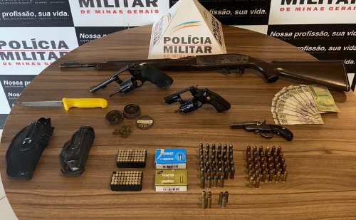 Dupla é presa após capotar carro com arsenal na zona rural de Inhapim