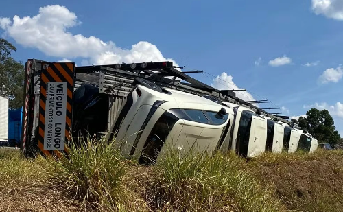 Carga de R$ 1,7 milhão em carros elétricos é perdida após caminhão-cegonha tombar na Dutra