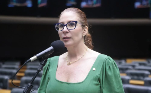 PF isenta Carla Zambelli de tentativa de coação e obstrução