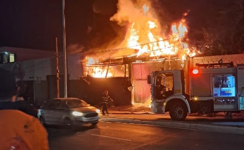 Vídeo: incêndio destrói galpão de distribuidora em João Monlevade
