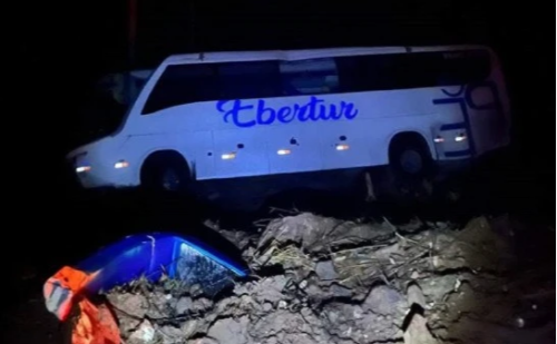 Ônibus despenca em ribanceira na BR-262 e deixa 40 feridos em MG