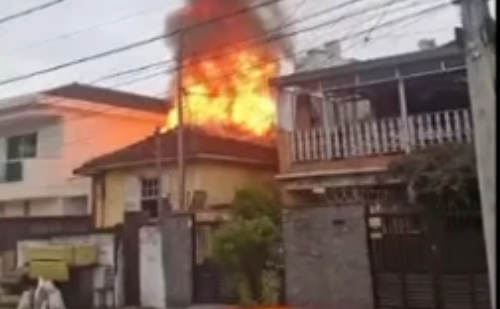 Incêndio destrói casa de madeira e mobiliza 6 viaturas dos bombeiros em São Vicente, SP