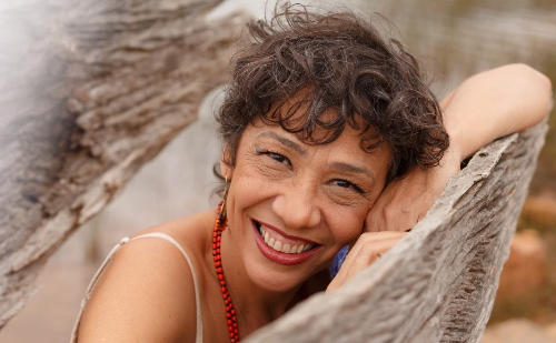 Cantora faz show gratuito com clássicos da música brasileira em Ipatinga