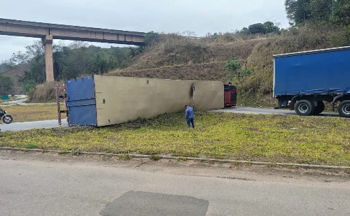 Carreta com vasilhames de cerveja tomba e interdita parcialmente rodovia em Itabira