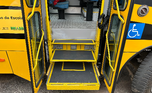 APAE de Timóteo recebe ônibus adaptado com acessibilidade
