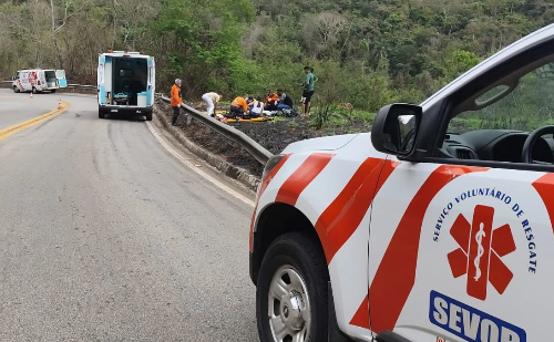 Acidente em curva na estrada do Forninho deixa dois motociclistas feridos