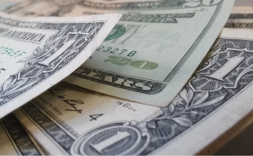 Alta do dólar e queda da Bolsa marcam reação do mercado a dados dos EUA e pesquisa sobre Lula