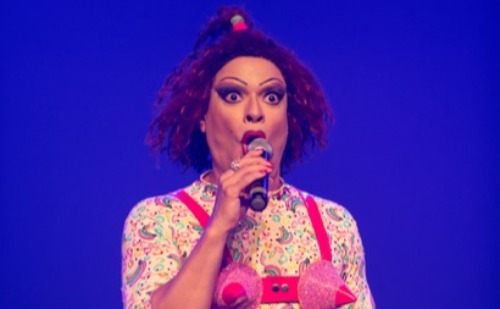 Suzy Brasil traz show inédito de comédia para Ipatinga