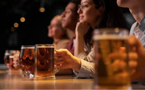 Consumo de álcool cai no Brasil, mas uso precoce e pesado preocupa