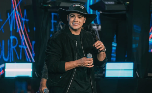 Natanzinho Lima é surpreendido por fã que o morde durante show na Paraíba