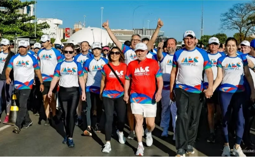 Lula diz 'não tem motociata, tem caminhada' e alfineta Bolsonaro em evento do MEC