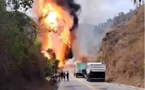 Carreta com botijões de gás explode após tombar na MGC-120, em MG
