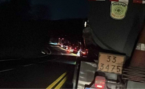 Colisão entre carreta e ônibus deixa trânsito lento na BR-381 em Naque