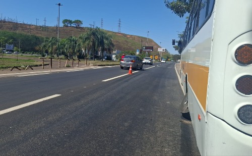 Pneu de ônibus se solta e deixa duas pessoas feridas em Ipatinga