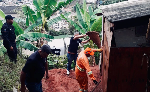Prefeitura de Ipatinga remove construções irregulares e retoma
áreas públicas em operação