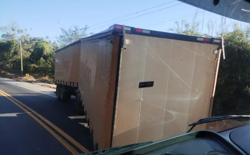 Carreta Bitrem desengata e deixa trânsito lento na BR-381