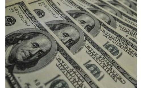 Dólar recua com desemprego em baixa no Brasil e incertezas fiscais nos EUA