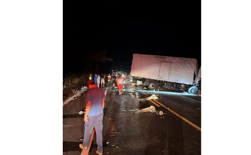 Choque entre três caminhões mata dois e interdita rodovia em Minas Gerais