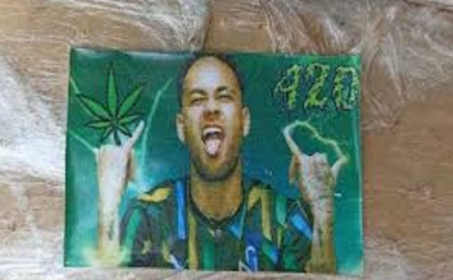 Polícia apreende drogas embaladas com fotos de Neymar em operação em BH