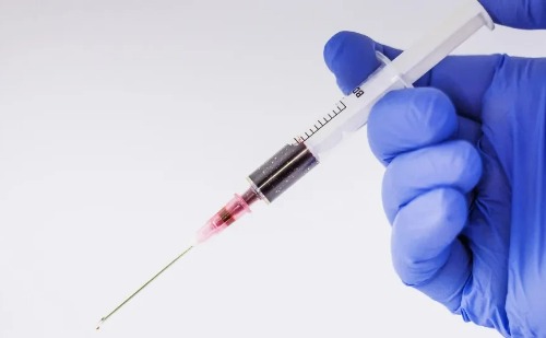 Enfermeira é furada no braço por mãe de paciente com agulha usada em bebê com HIV