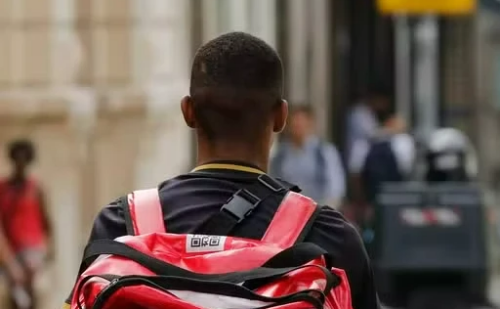 Novo decreto no Rio proíbe obrigatoriedade de entregadores entrarem em condomínios