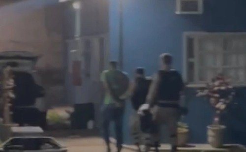 Vídeo: Mototaxista é preso após invadir banheiro de centro universitário e tentar fotografar aluna em Fabriciano