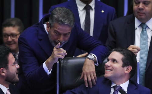 Arthur Lira reage a críticas e sai em defesa da Câmara e de Hugo Motta