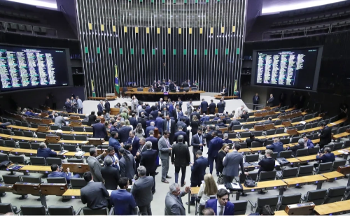 Câmara acelera tramitação de projeto que endurece pena para adulteração de bebidas