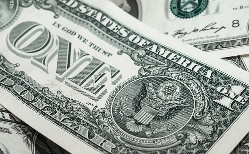 Dólar sobe e Bolsa cai após isenção do IR avançar na Câmara