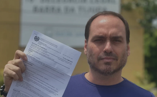 Carlos Bolsonaro denuncia o MTST à polícia por protestos em frente à sua casa
