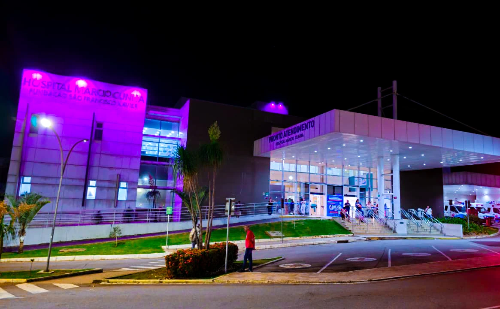 Outubro Rosa: Hospital Márcio Cunha reforça prevenção com histórias de superação e fachadas iluminadas