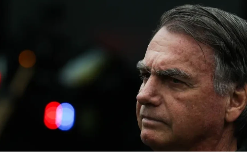 Flávio Bolsonaro afirma que ex-presidente não falará com imprensa por enquanto