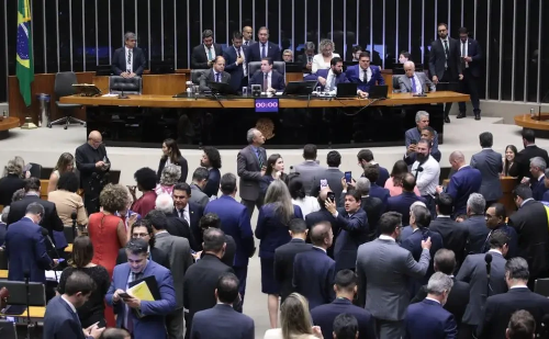Isenção do IR mobiliza redes e até oposição celebra medida
