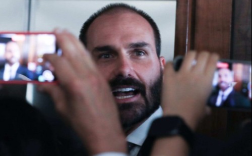 Eduardo Bolsonaro cogita deixar o PL e vira alvo de ironias