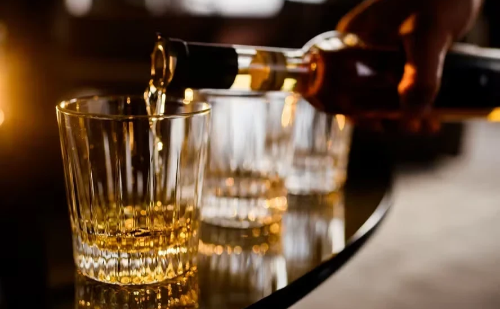 Surto de intoxicação por metanol após consumo de bebidas se espalha pelo Brasil