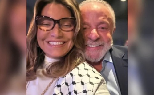 Janja usa lenço pró-Palestina em show com Lula