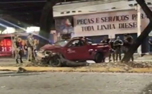 Vídeo: caminhonete em fuga bate em árvore e deixa um morto em Ipatinga